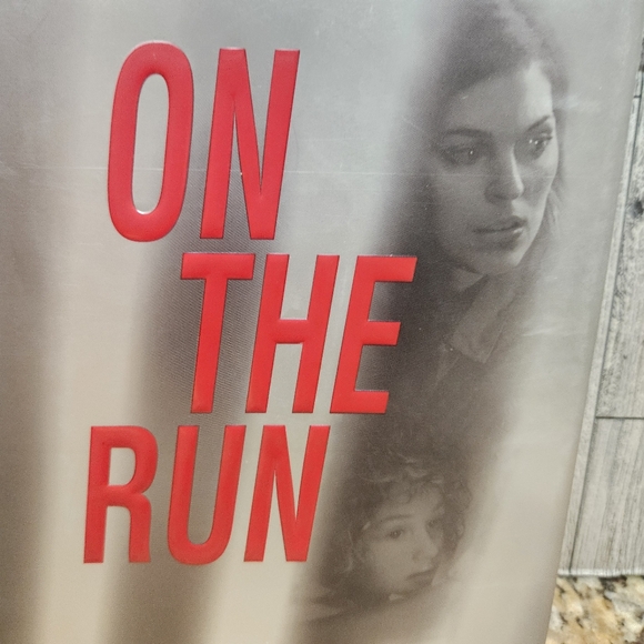 On The Run Hardcover Book Iris Johansen A Novel 🌙 - Picture 2 of 4